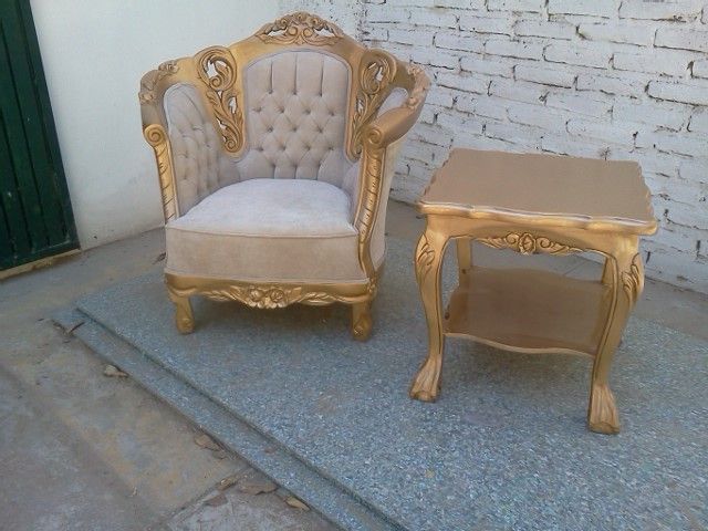 sillon mod reyna en color laka oro,(ELABORA EN HOJA DE ORO/PLATA)mesa revistera lateral c entrepaño.
