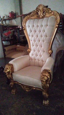 sillón FRANCES CARA DE LEON, laka dorada con patina,tapiz gobelino beige.